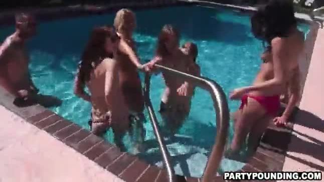 Poolparty Turns Into An Amateur Orgy