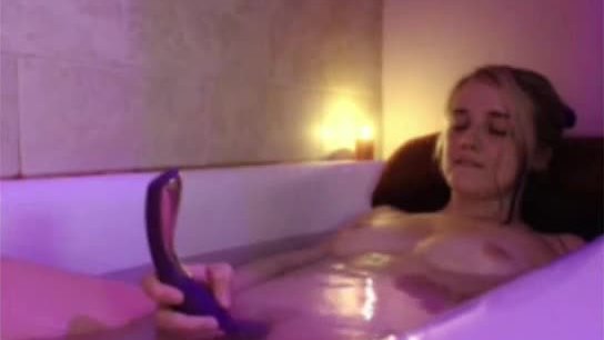 Novinha com vibrador na banheira